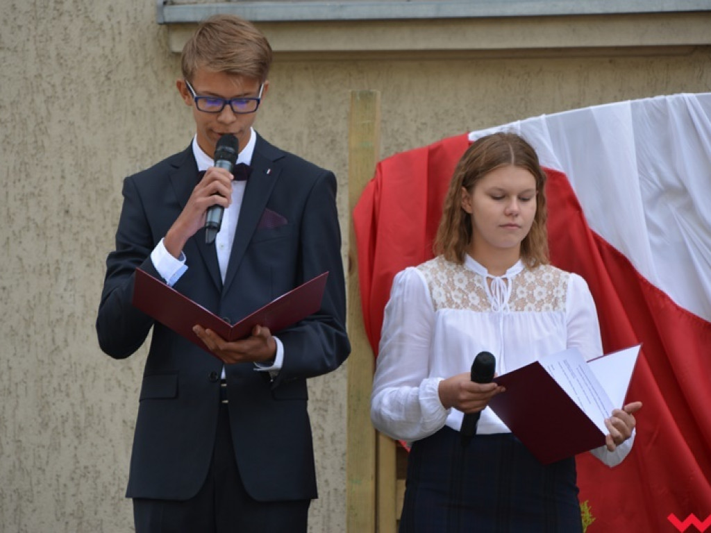 Rozbrzmiał dzwonek, ławki czekają. Uczniowie rozpoczęli rok szkolny 2018/2019 z błogosławieństwem władz