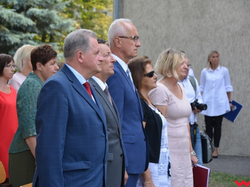 Rozbrzmiał dzwonek, ławki czekają. Uczniowie rozpoczęli rok szkolny 2018/2019 z błogosławieństwem władz