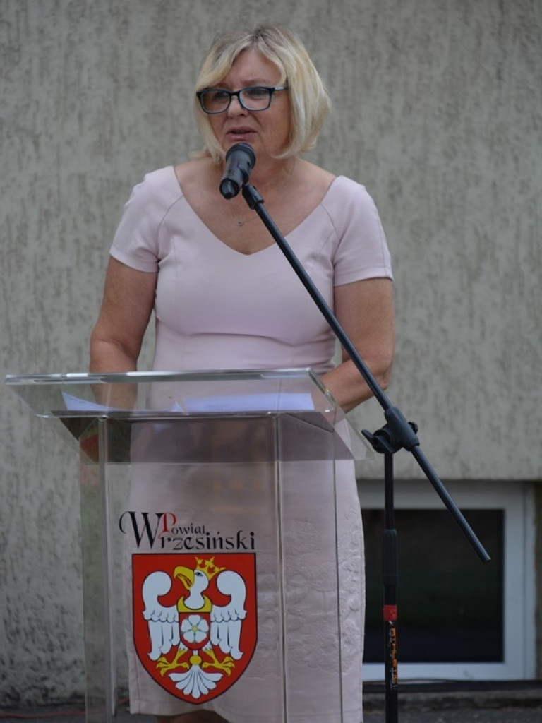 Rozbrzmiał dzwonek, ławki czekają. Uczniowie rozpoczęli rok szkolny 2018/2019 z błogosławieństwem władz