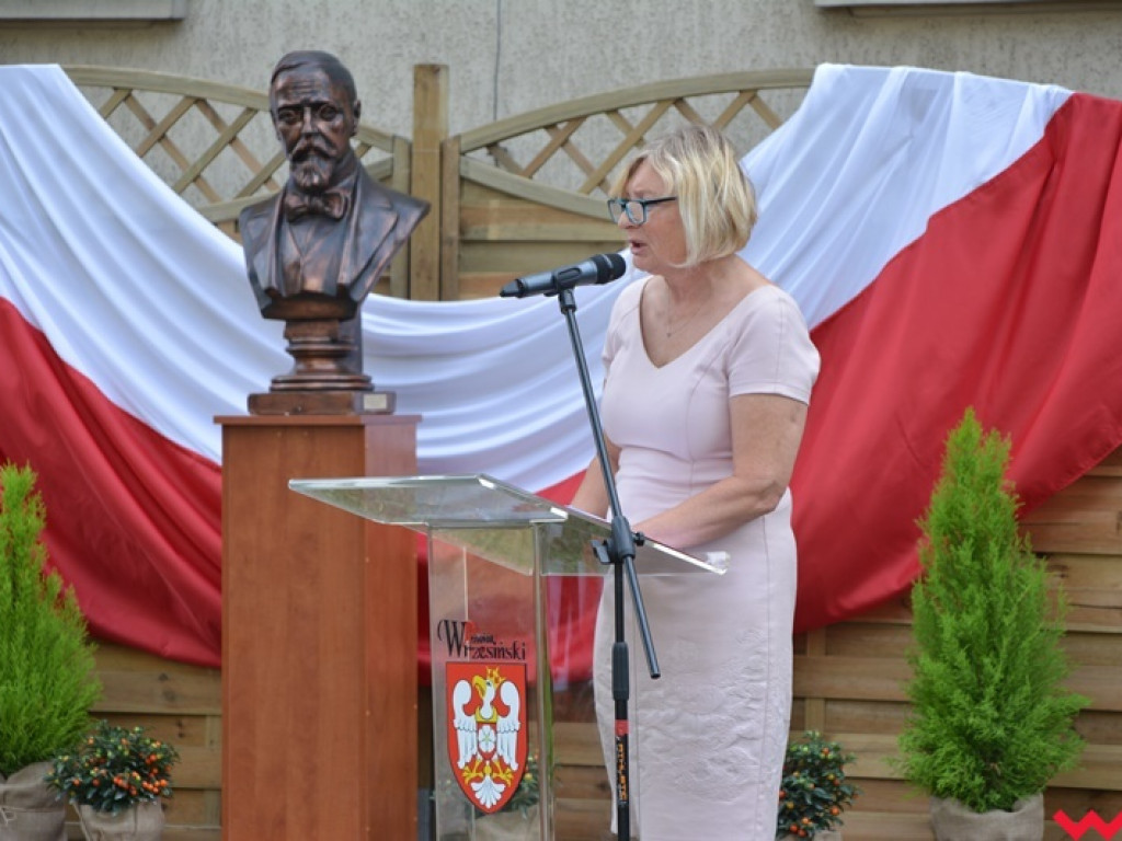 Rozbrzmiał dzwonek, ławki czekają. Uczniowie rozpoczęli rok szkolny 2018/2019 z błogosławieństwem władz