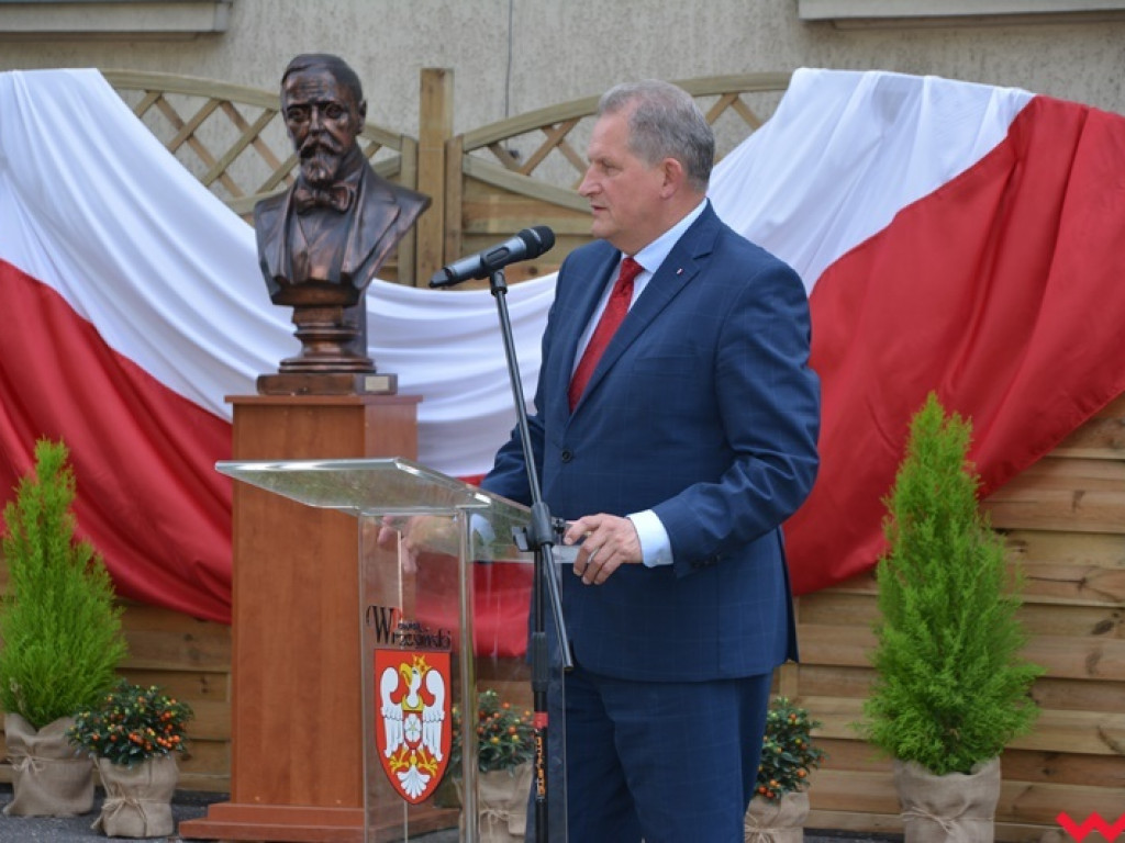 Rozbrzmiał dzwonek, ławki czekają. Uczniowie rozpoczęli rok szkolny 2018/2019 z błogosławieństwem władz