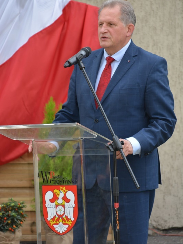 Rozbrzmiał dzwonek, ławki czekają. Uczniowie rozpoczęli rok szkolny 2018/2019 z błogosławieństwem władz