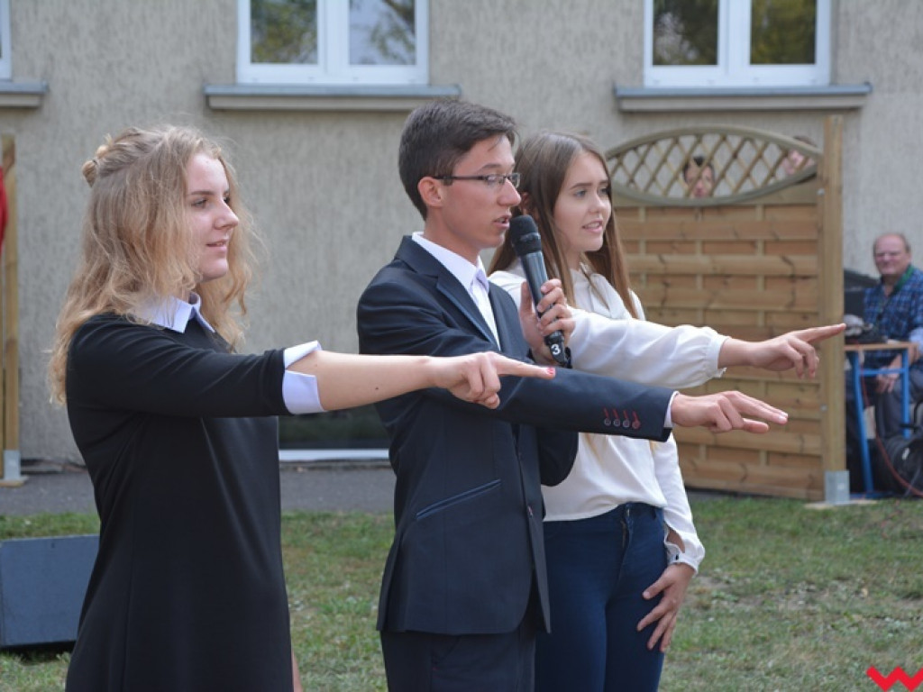 Rozbrzmiał dzwonek, ławki czekają. Uczniowie rozpoczęli rok szkolny 2018/2019 z błogosławieństwem władz