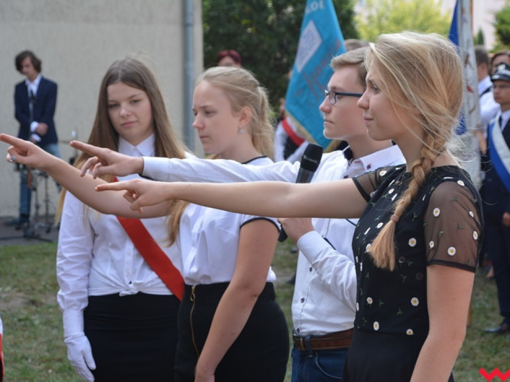 Rozbrzmiał dzwonek, ławki czekają. Uczniowie rozpoczęli rok szkolny 2018/2019 z błogosławieństwem władz