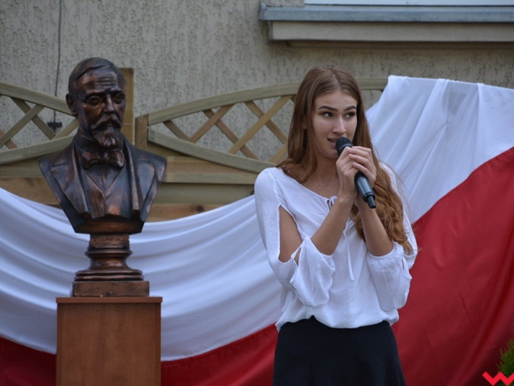 Rozbrzmiał dzwonek, ławki czekają. Uczniowie rozpoczęli rok szkolny 2018/2019 z błogosławieństwem władz
