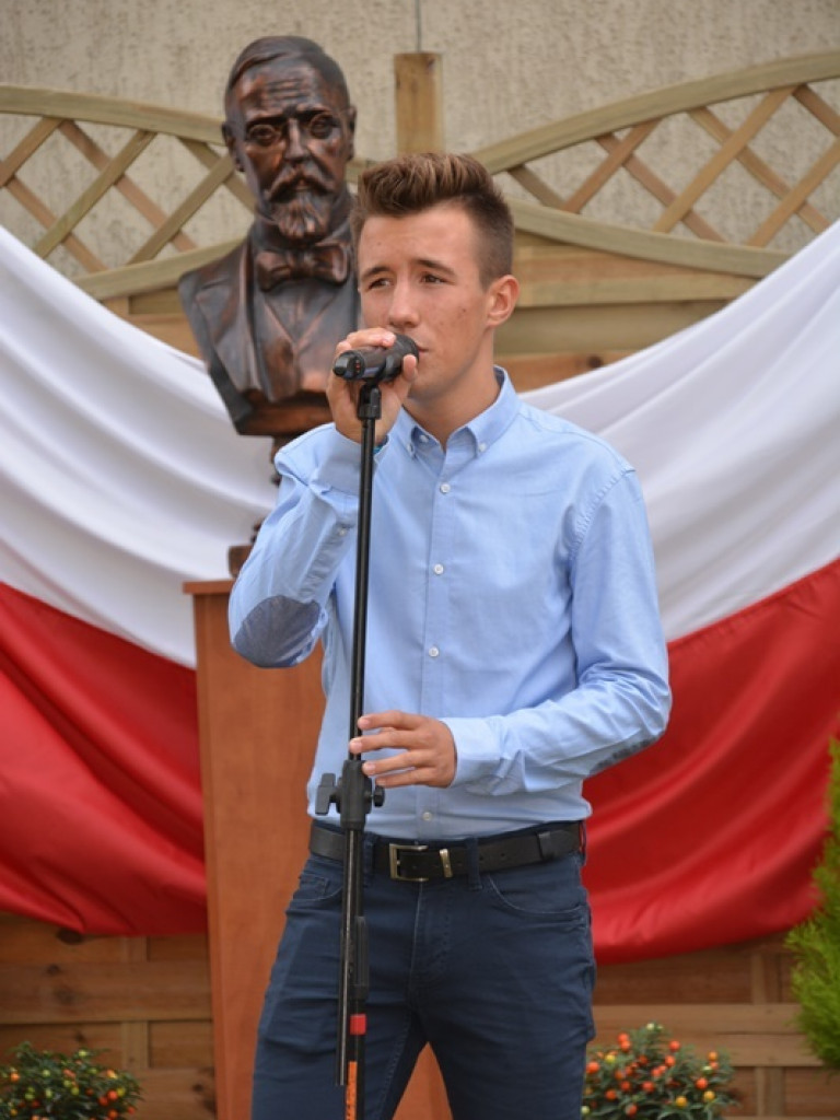 Rozbrzmiał dzwonek, ławki czekają. Uczniowie rozpoczęli rok szkolny 2018/2019 z błogosławieństwem władz