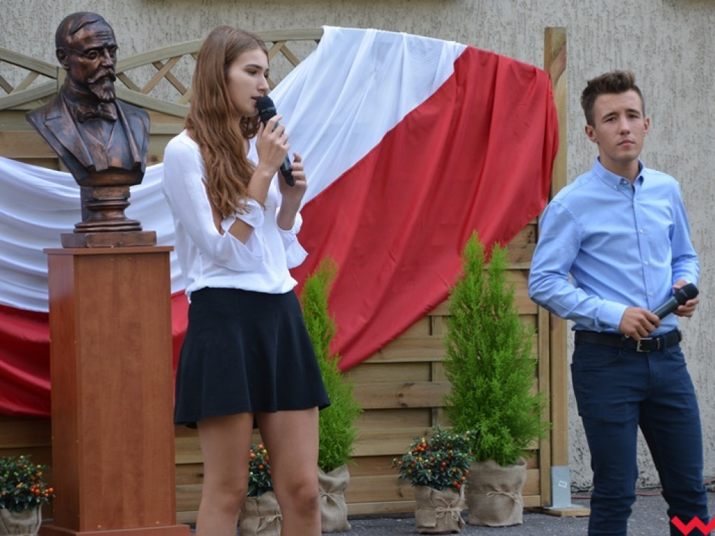 Rozbrzmiał dzwonek, ławki czekają. Uczniowie rozpoczęli rok szkolny 2018/2019 z błogosławieństwem władz