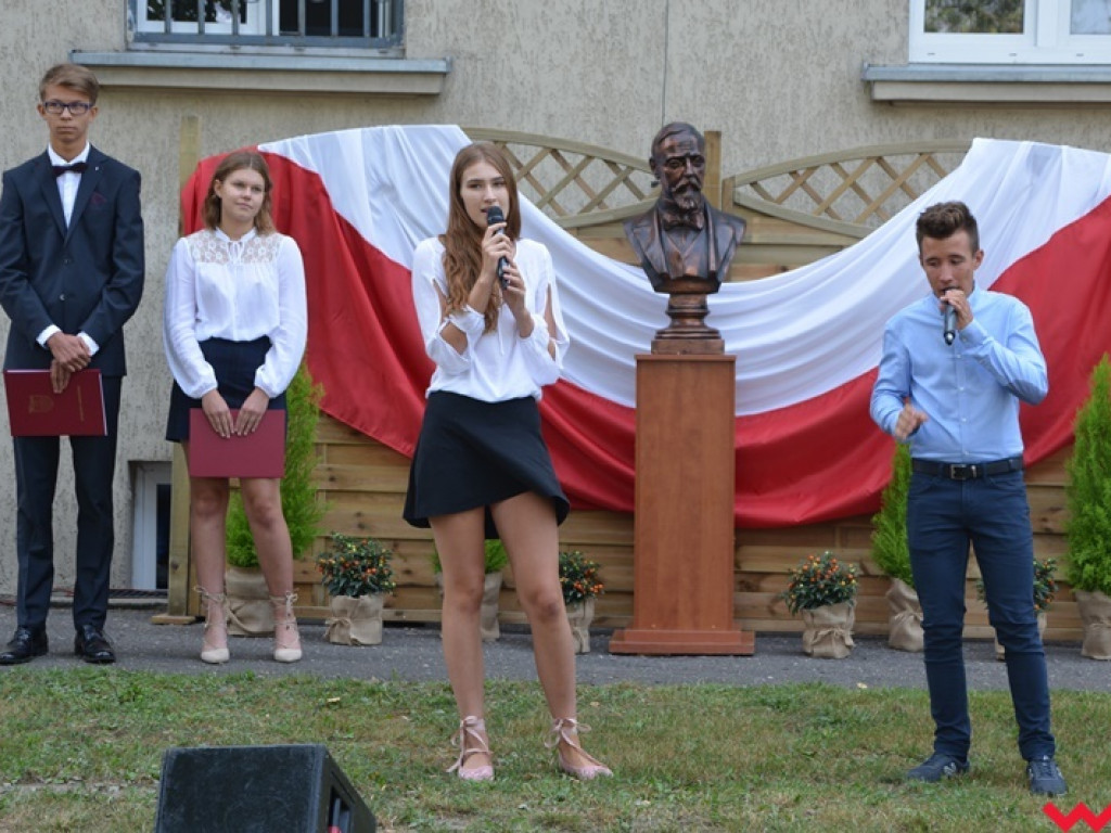 Rozbrzmiał dzwonek, ławki czekają. Uczniowie rozpoczęli rok szkolny 2018/2019 z błogosławieństwem władz