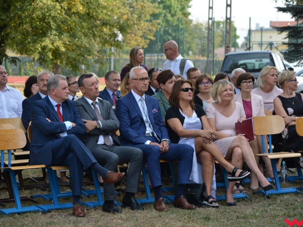 Rozbrzmiał dzwonek, ławki czekają. Uczniowie rozpoczęli rok szkolny 2018/2019 z błogosławieństwem władz