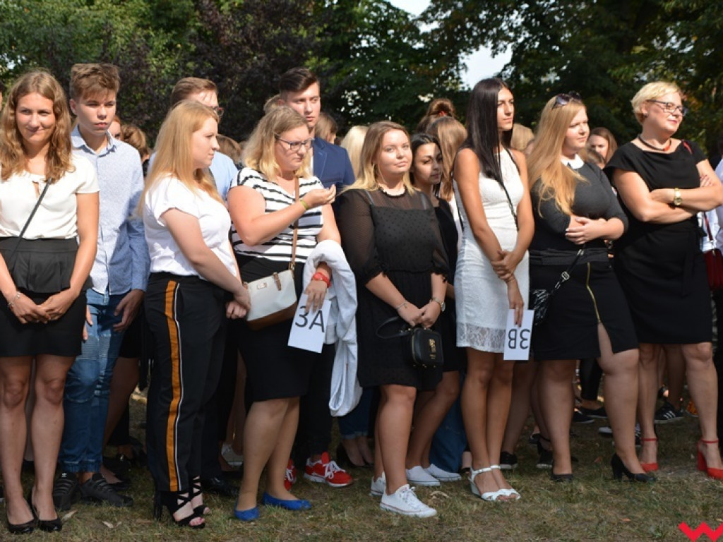 Rozbrzmiał dzwonek, ławki czekają. Uczniowie rozpoczęli rok szkolny 2018/2019 z błogosławieństwem władz