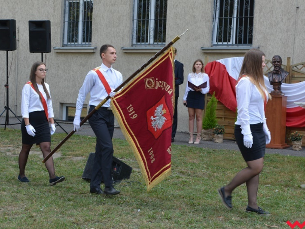 Rozbrzmiał dzwonek, ławki czekają. Uczniowie rozpoczęli rok szkolny 2018/2019 z błogosławieństwem władz