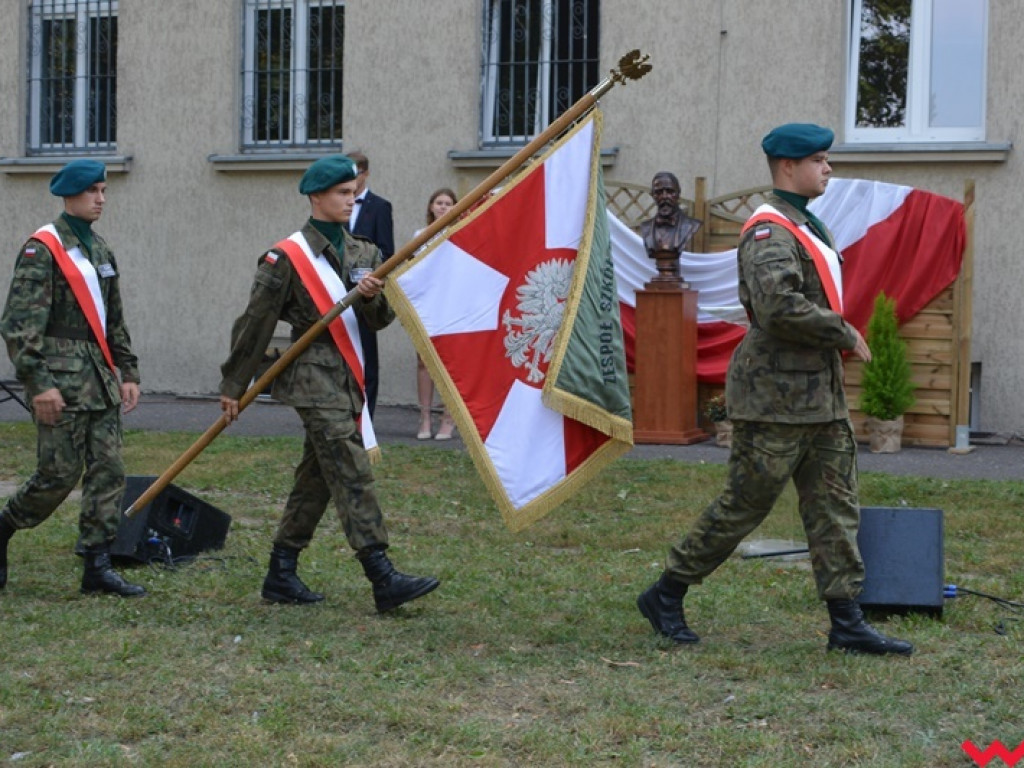 Rozbrzmiał dzwonek, ławki czekają. Uczniowie rozpoczęli rok szkolny 2018/2019 z błogosławieństwem władz