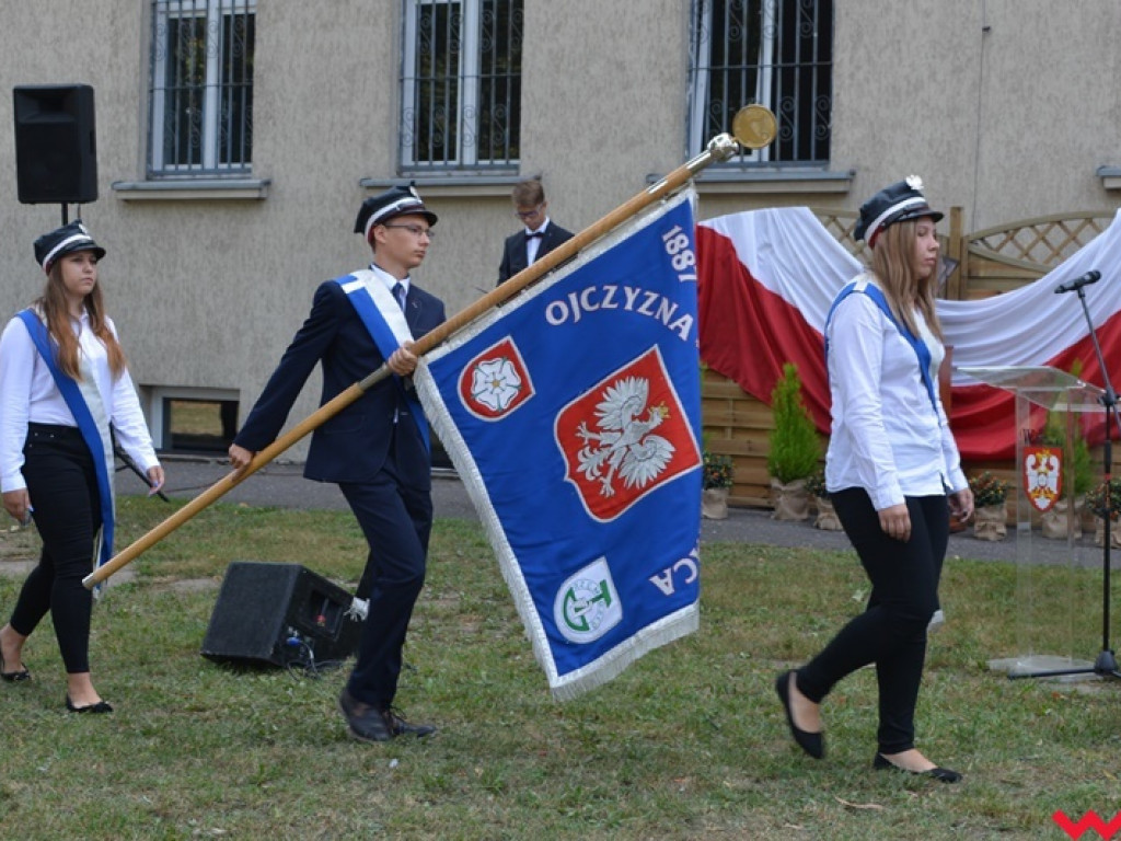 Rozbrzmiał dzwonek, ławki czekają. Uczniowie rozpoczęli rok szkolny 2018/2019 z błogosławieństwem władz