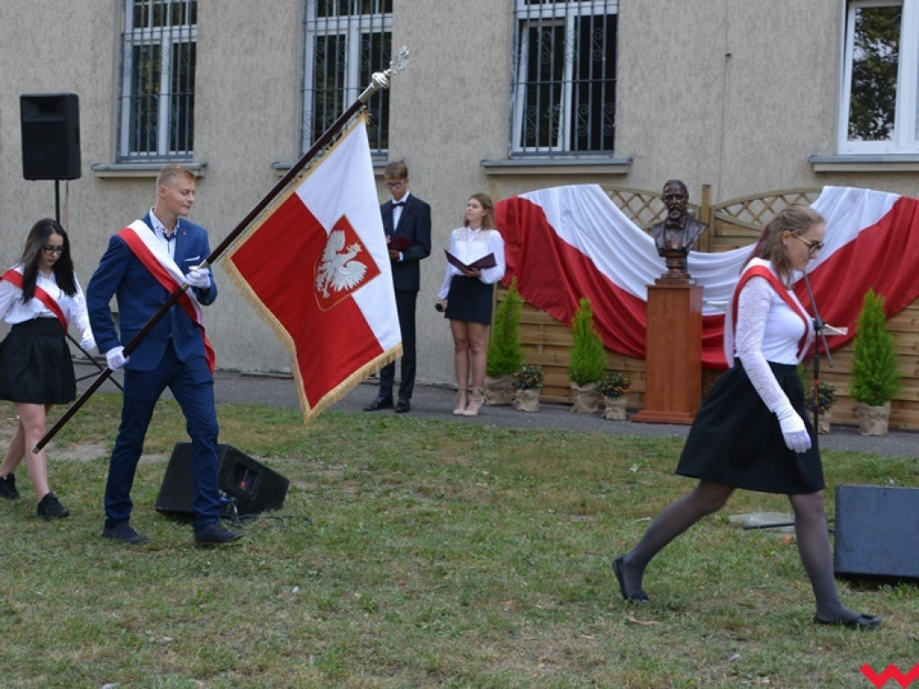 Rozbrzmiał dzwonek, ławki czekają. Uczniowie rozpoczęli rok szkolny 2018/2019 z błogosławieństwem władz
