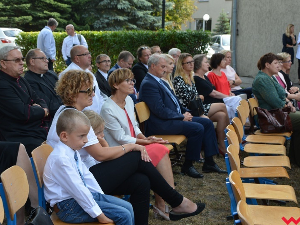 Rozbrzmiał dzwonek, ławki czekają. Uczniowie rozpoczęli rok szkolny 2018/2019 z błogosławieństwem władz