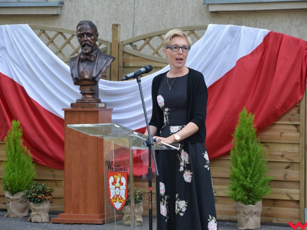 Rozbrzmiał dzwonek, ławki czekają. Uczniowie rozpoczęli rok szkolny 2018/2019 z błogosławieństwem władz