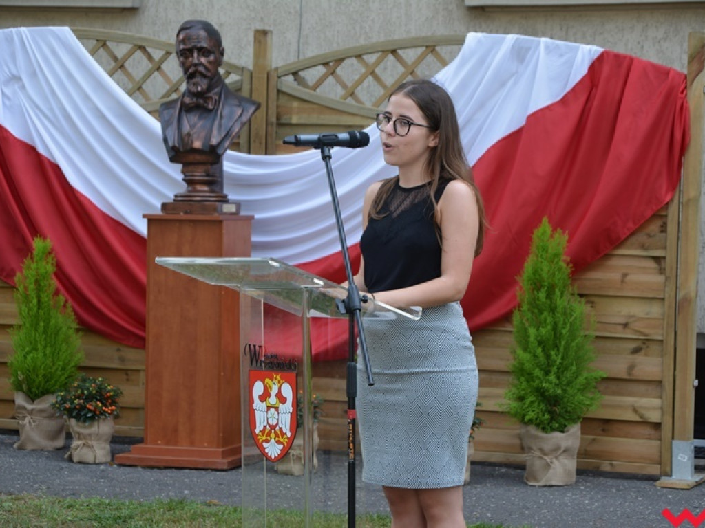 Rozbrzmiał dzwonek, ławki czekają. Uczniowie rozpoczęli rok szkolny 2018/2019 z błogosławieństwem władz