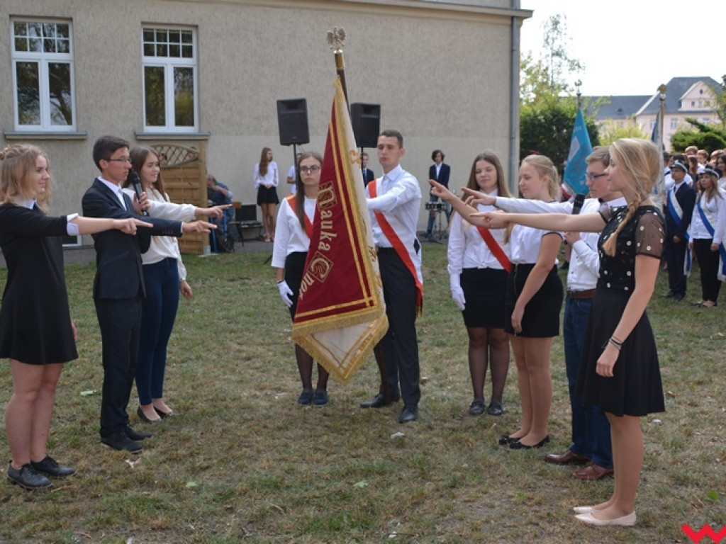 Rozbrzmiał dzwonek, ławki czekają. Uczniowie rozpoczęli rok szkolny 2018/2019 z błogosławieństwem władz