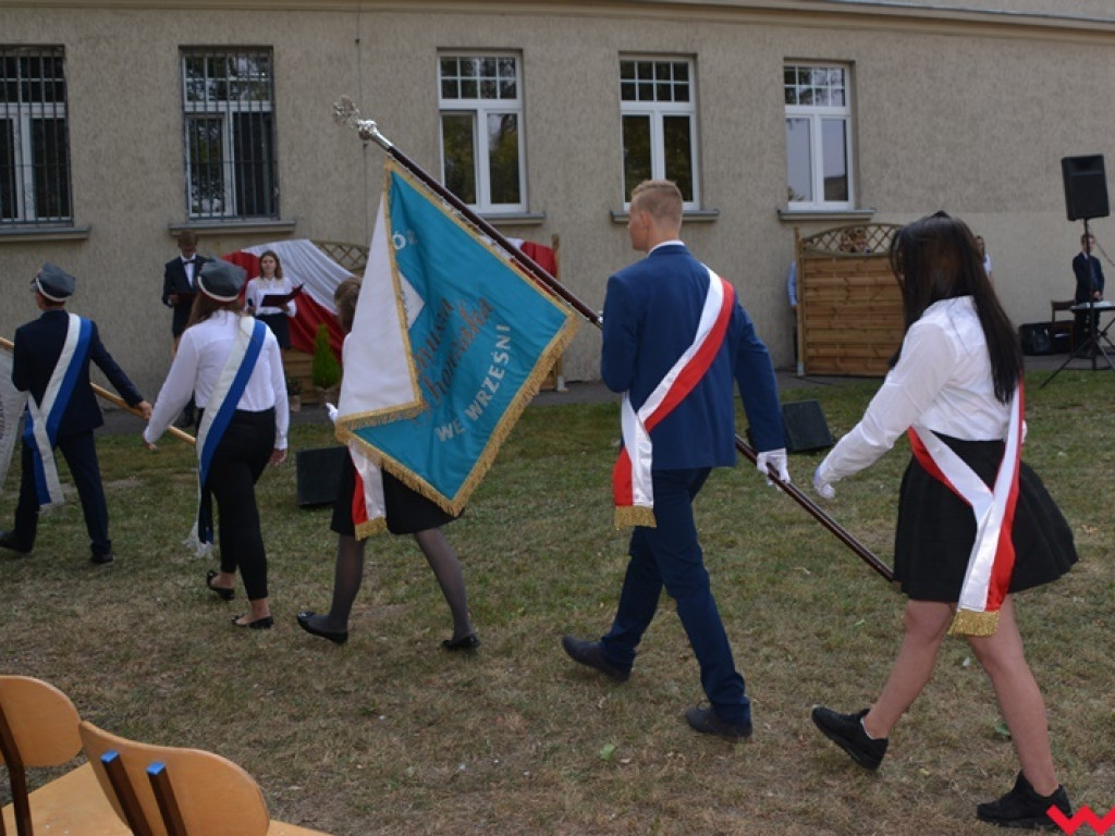 Rozbrzmiał dzwonek, ławki czekają. Uczniowie rozpoczęli rok szkolny 2018/2019 z błogosławieństwem władz