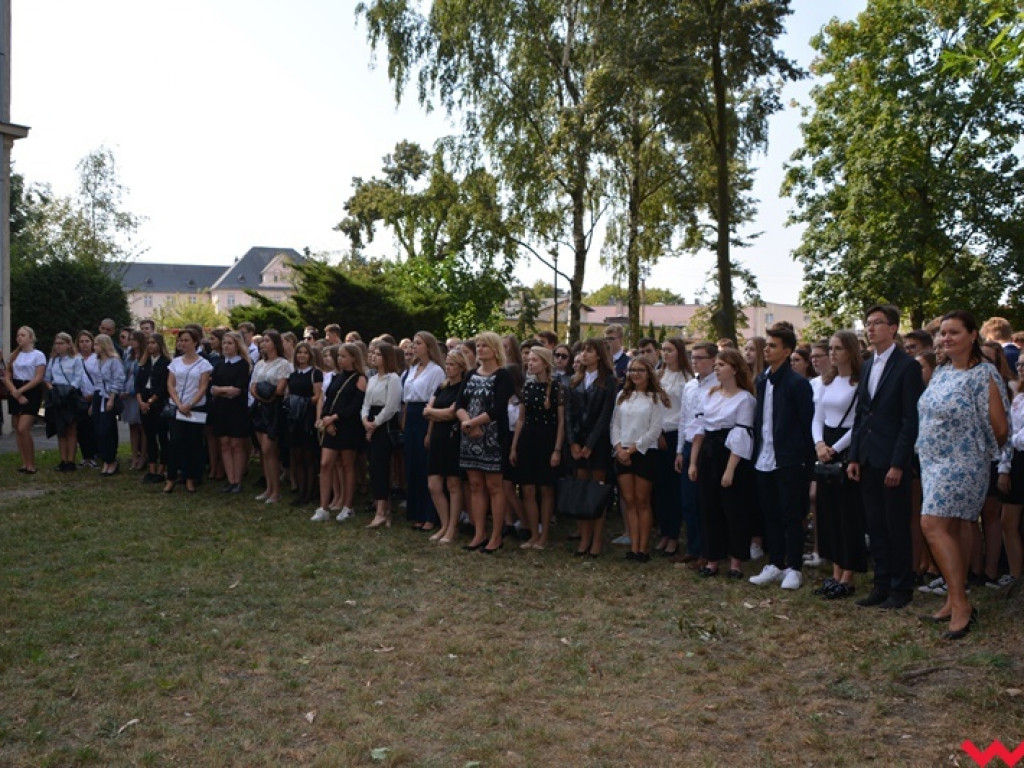 Rozbrzmiał dzwonek, ławki czekają. Uczniowie rozpoczęli rok szkolny 2018/2019 z błogosławieństwem władz