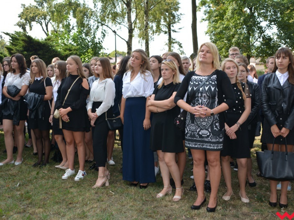 Rozbrzmiał dzwonek, ławki czekają. Uczniowie rozpoczęli rok szkolny 2018/2019 z błogosławieństwem władz