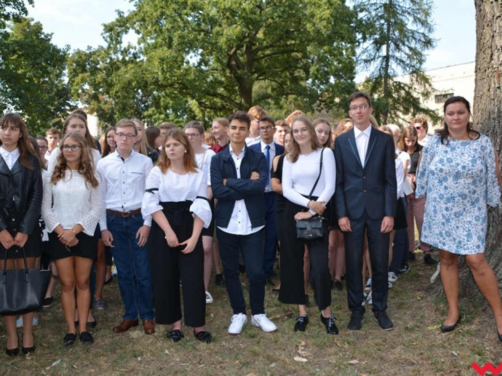 Rozbrzmiał dzwonek, ławki czekają. Uczniowie rozpoczęli rok szkolny 2018/2019 z błogosławieństwem władz