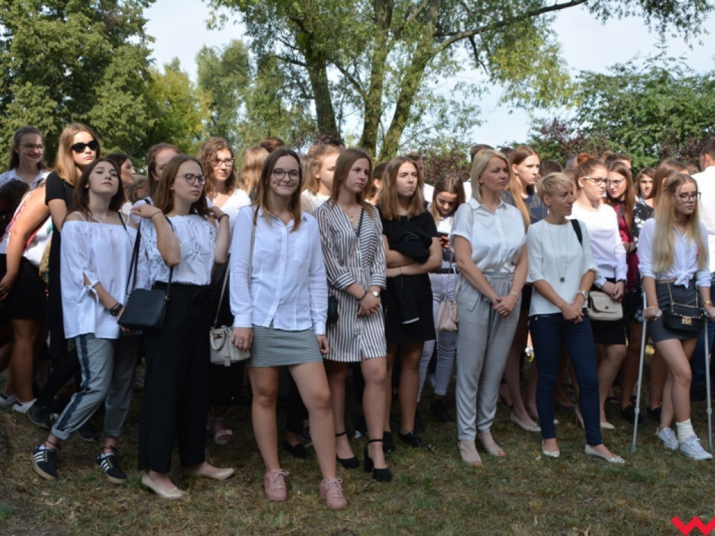 Rozbrzmiał dzwonek, ławki czekają. Uczniowie rozpoczęli rok szkolny 2018/2019 z błogosławieństwem władz