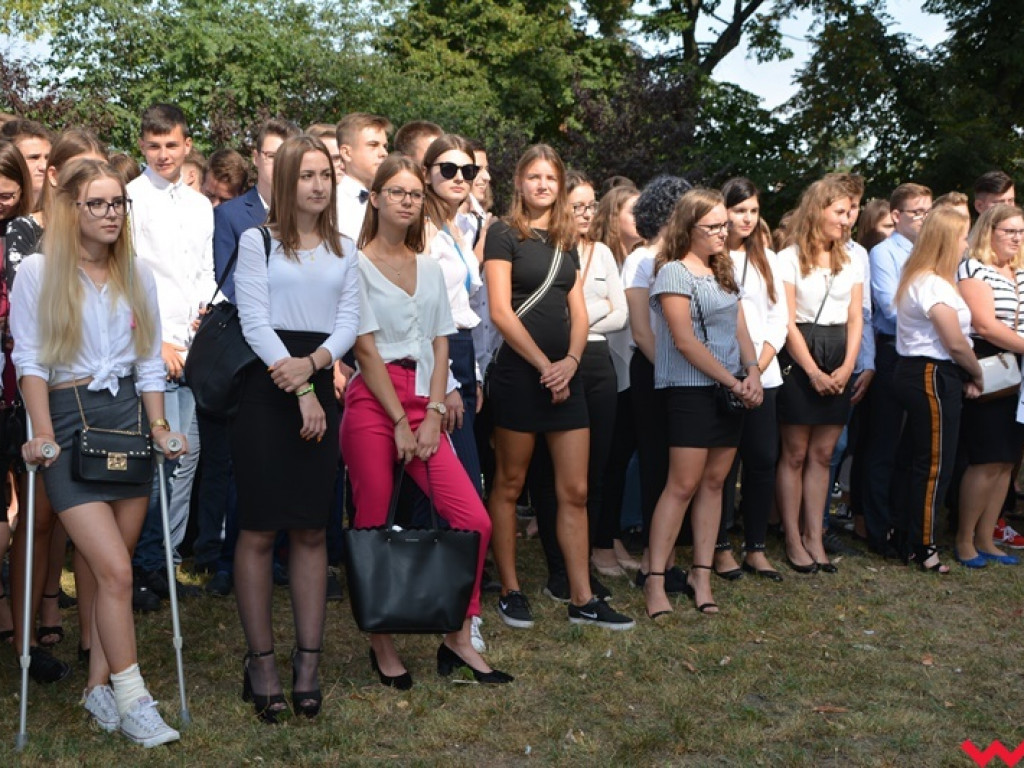 Rozbrzmiał dzwonek, ławki czekają. Uczniowie rozpoczęli rok szkolny 2018/2019 z błogosławieństwem władz
