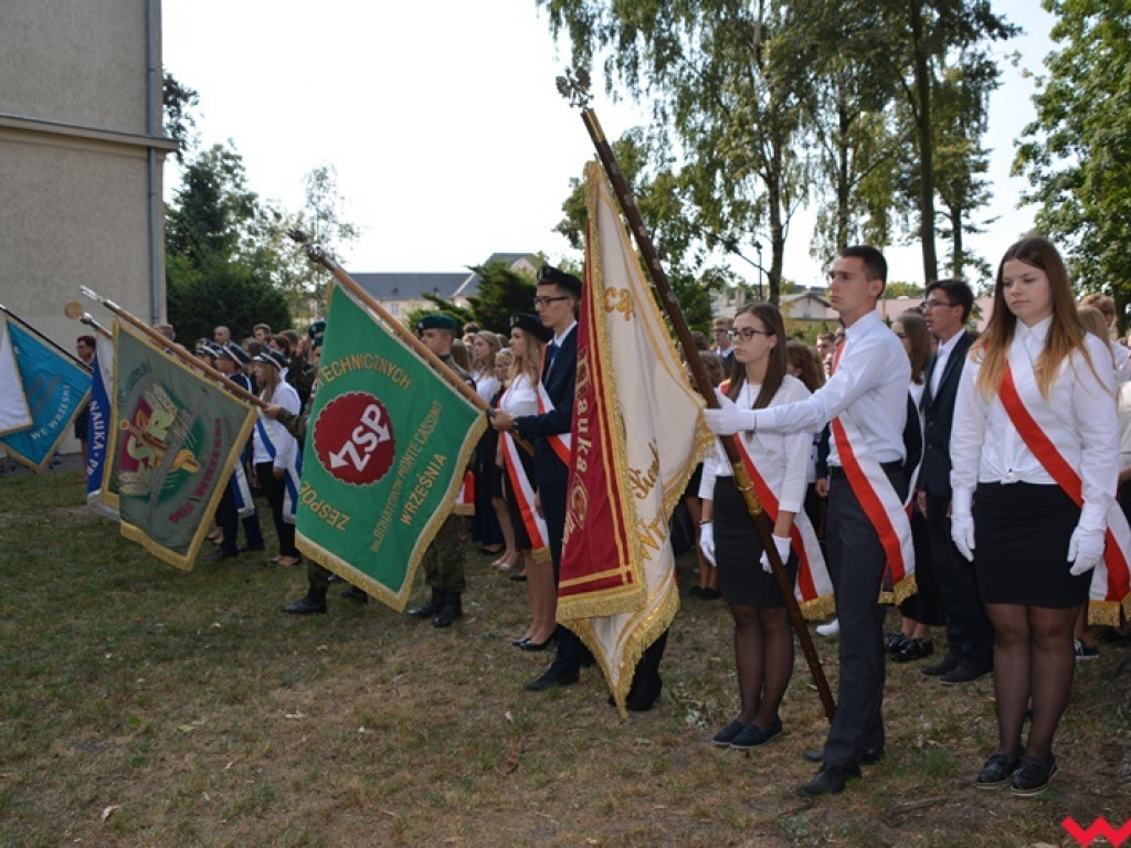 Rozbrzmiał dzwonek, ławki czekają. Uczniowie rozpoczęli rok szkolny 2018/2019 z błogosławieństwem władz