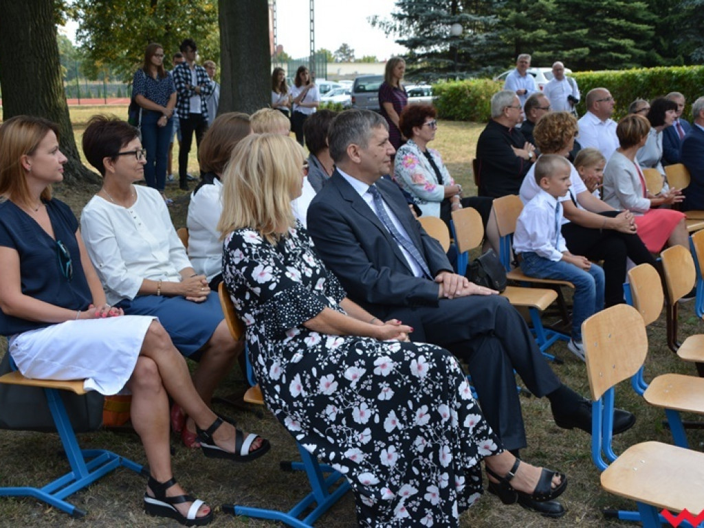 Rozbrzmiał dzwonek, ławki czekają. Uczniowie rozpoczęli rok szkolny 2018/2019 z błogosławieństwem władz