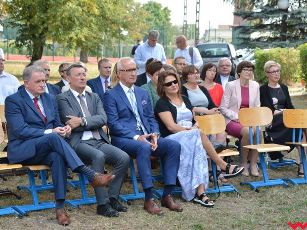 Rozbrzmiał dzwonek, ławki czekają. Uczniowie rozpoczęli rok szkolny 2018/2019 z błogosławieństwem władz