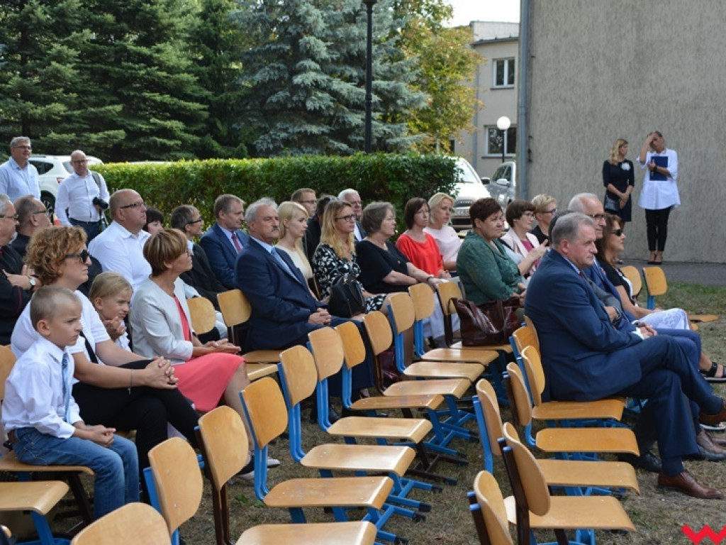 Rozbrzmiał dzwonek, ławki czekają. Uczniowie rozpoczęli rok szkolny 2018/2019 z błogosławieństwem władz