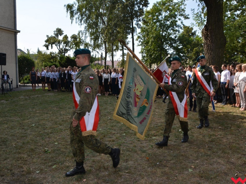 Rozbrzmiał dzwonek, ławki czekają. Uczniowie rozpoczęli rok szkolny 2018/2019 z błogosławieństwem władz