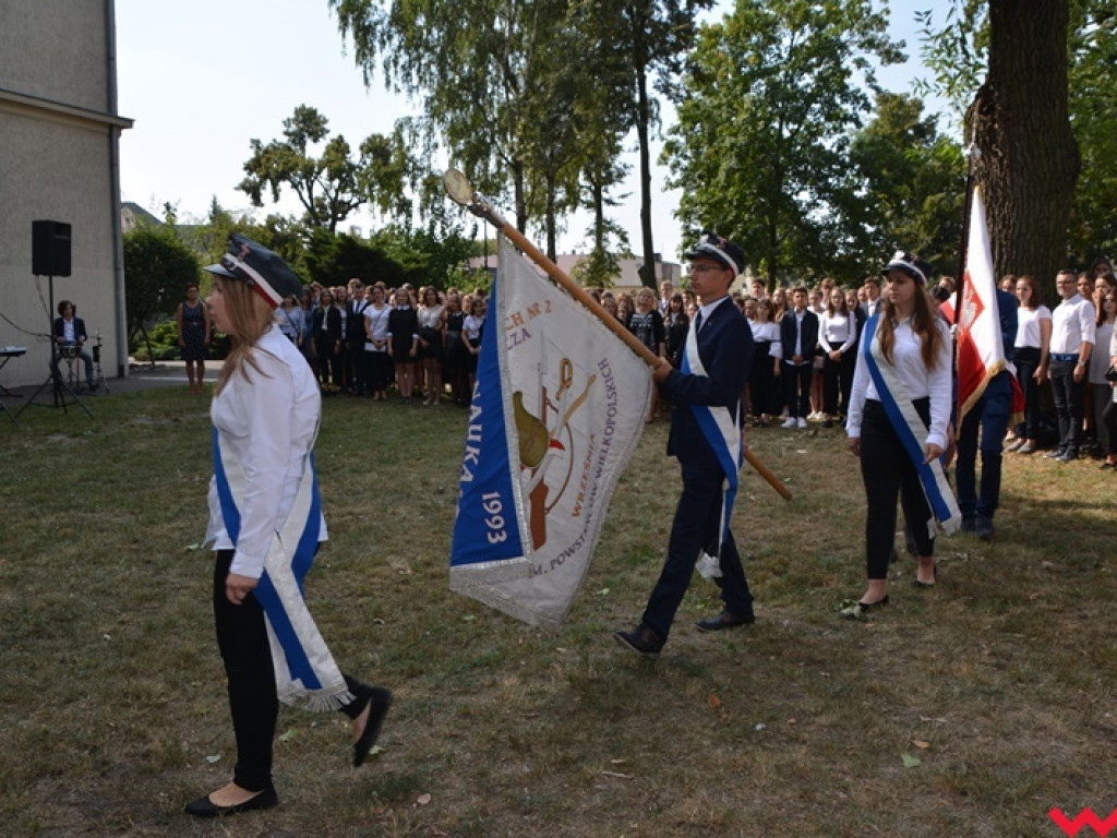 Rozbrzmiał dzwonek, ławki czekają. Uczniowie rozpoczęli rok szkolny 2018/2019 z błogosławieństwem władz