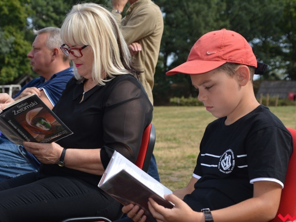 Lektury najlepiej smakują przy domowym cieście i świeżej kawie. Narodowe Czytanie na grodzisku