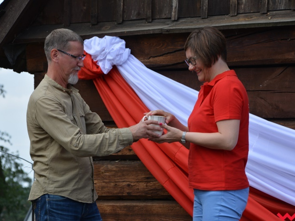 Lektury najlepiej smakują przy domowym cieście i świeżej kawie. Narodowe Czytanie na grodzisku