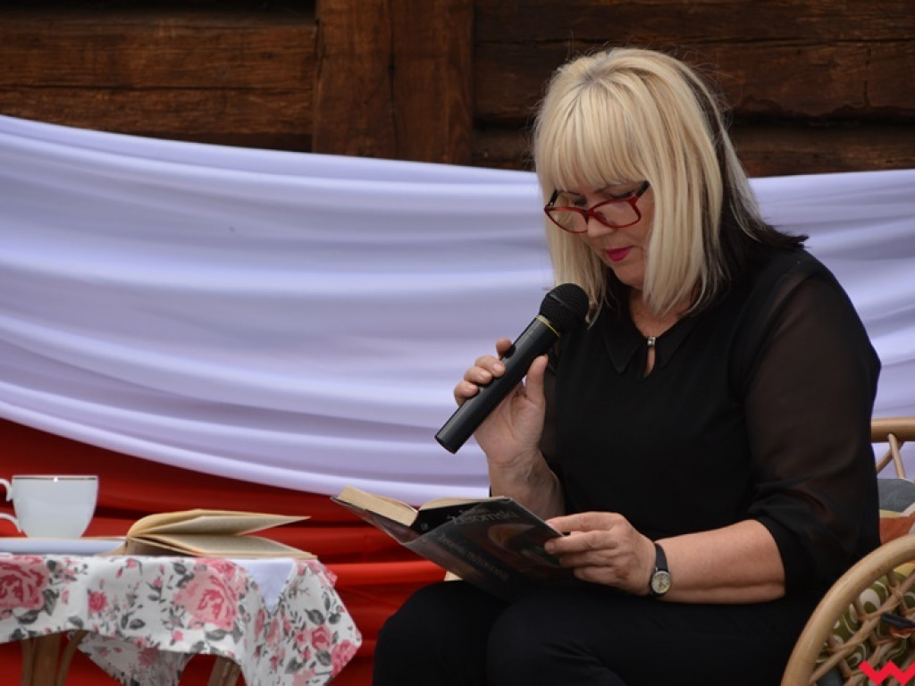 Lektury najlepiej smakują przy domowym cieście i świeżej kawie. Narodowe Czytanie na grodzisku