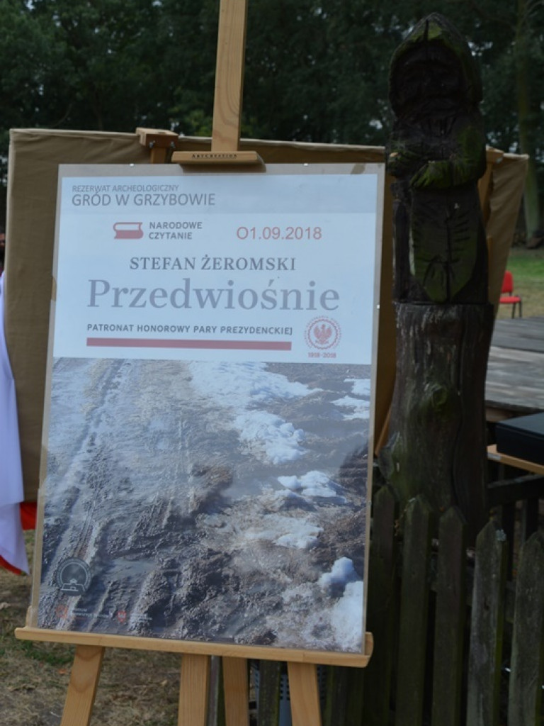 Lektury najlepiej smakują przy domowym cieście i świeżej kawie. Narodowe Czytanie na grodzisku