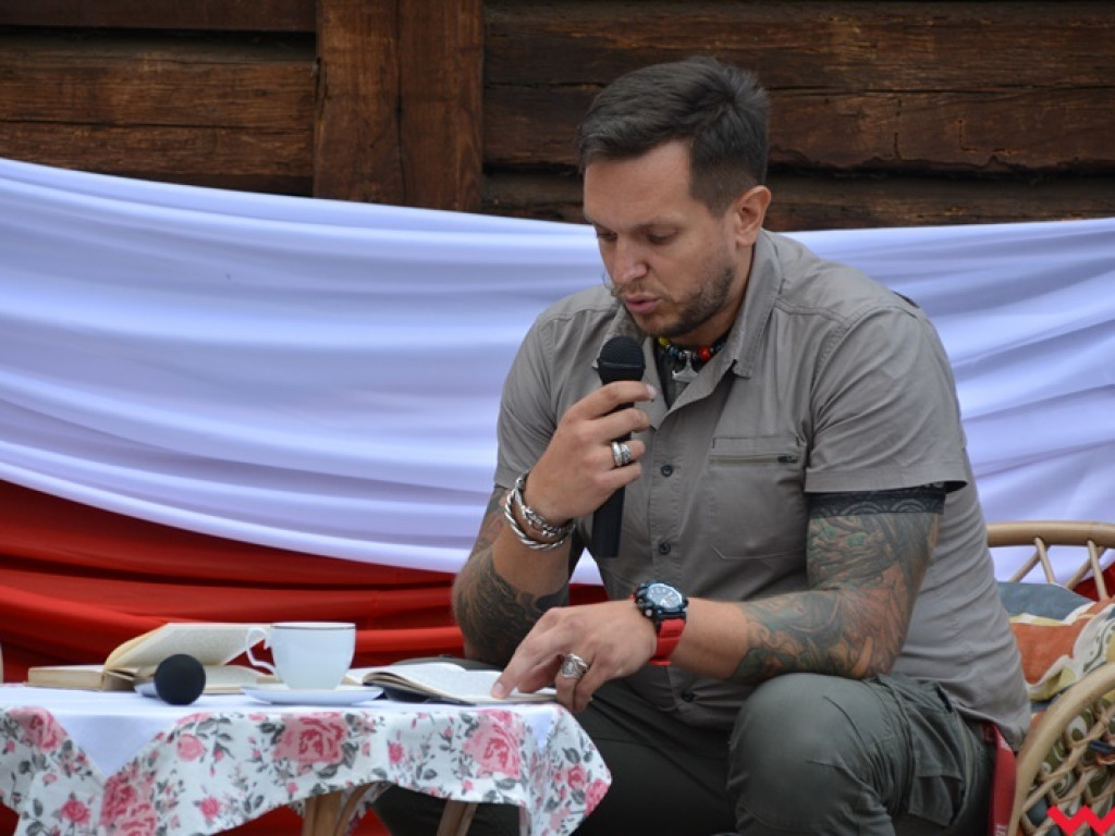 Lektury najlepiej smakują przy domowym cieście i świeżej kawie. Narodowe Czytanie na grodzisku