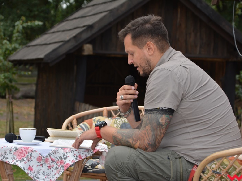 Lektury najlepiej smakują przy domowym cieście i świeżej kawie. Narodowe Czytanie na grodzisku