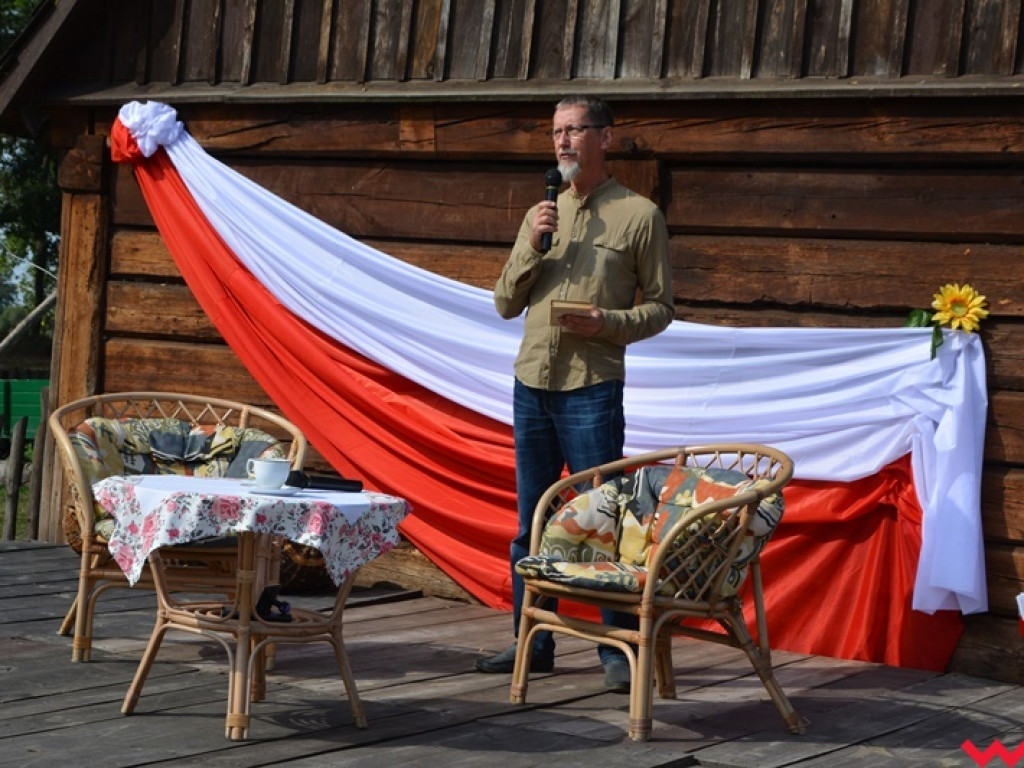 Lektury najlepiej smakują przy domowym cieście i świeżej kawie. Narodowe Czytanie na grodzisku