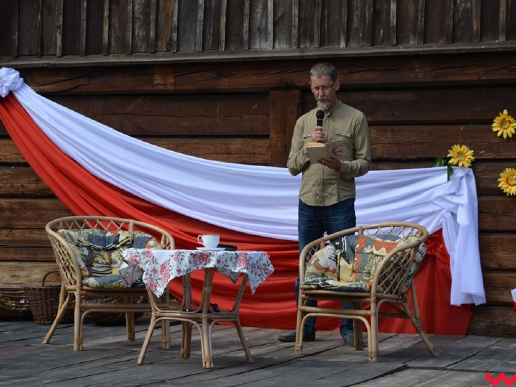 Lektury najlepiej smakują przy domowym cieście i świeżej kawie. Narodowe Czytanie na grodzisku