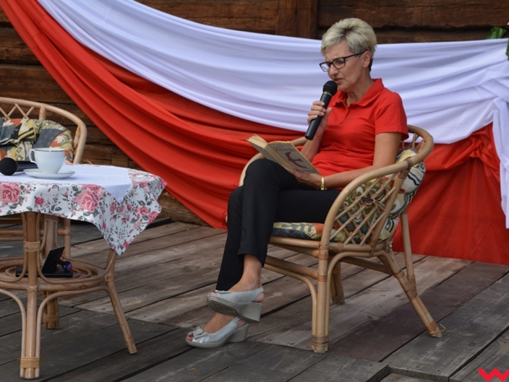 Lektury najlepiej smakują przy domowym cieście i świeżej kawie. Narodowe Czytanie na grodzisku