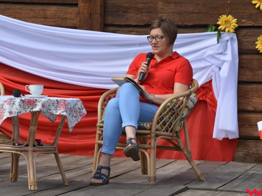 Lektury najlepiej smakują przy domowym cieście i świeżej kawie. Narodowe Czytanie na grodzisku