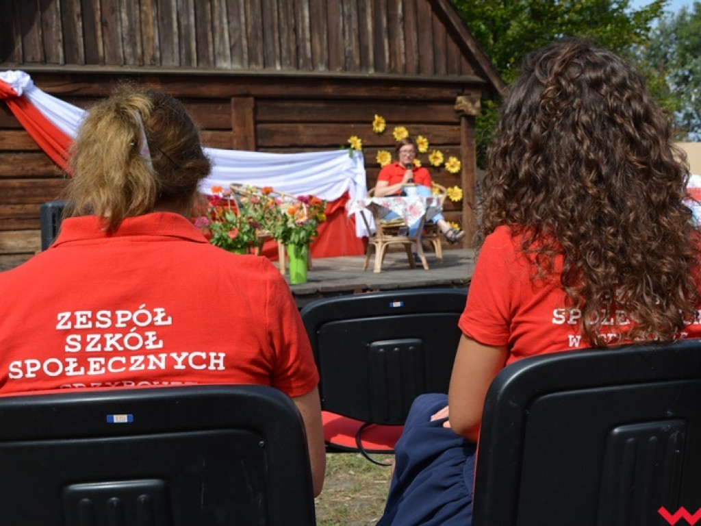 Lektury najlepiej smakują przy domowym cieście i świeżej kawie. Narodowe Czytanie na grodzisku