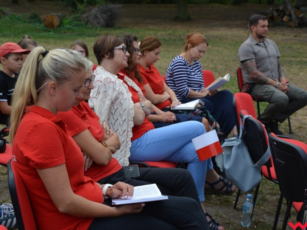 Lektury najlepiej smakują przy domowym cieście i świeżej kawie. Narodowe Czytanie na grodzisku