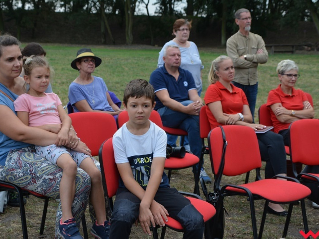 Lektury najlepiej smakują przy domowym cieście i świeżej kawie. Narodowe Czytanie na grodzisku