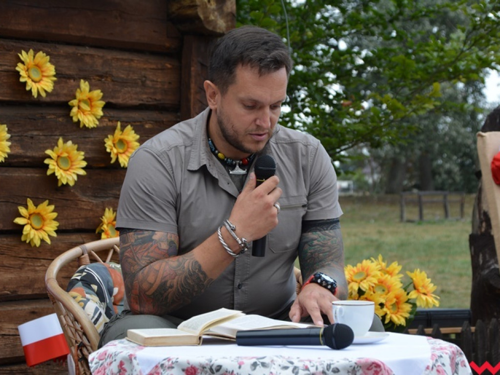 Lektury najlepiej smakują przy domowym cieście i świeżej kawie. Narodowe Czytanie na grodzisku