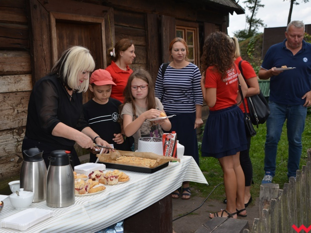 Lektury najlepiej smakują przy domowym cieście i świeżej kawie. Narodowe Czytanie na grodzisku