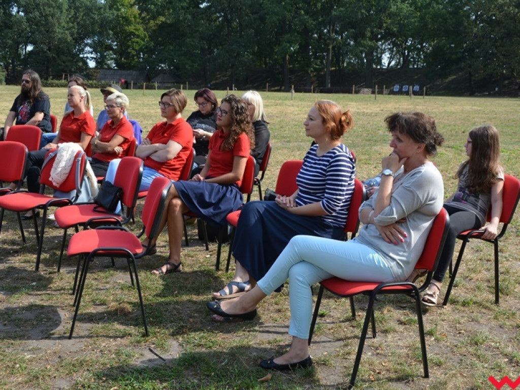 Lektury najlepiej smakują przy domowym cieście i świeżej kawie. Narodowe Czytanie na grodzisku